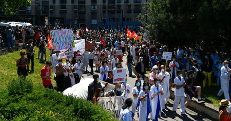 Protest francuskich lekarzy. "Nie chcemy medali, chcemy pieniędzy"