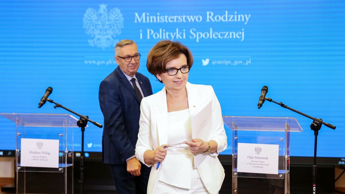 Mnister rodziny i polityki społecznej Marlena Maląg i wiceszef MRiPS Stanisław Szwed