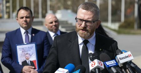Braun zorganizował piknik bez maseczek. Policja bada sprawę, poseł Konfederacji zazdrości