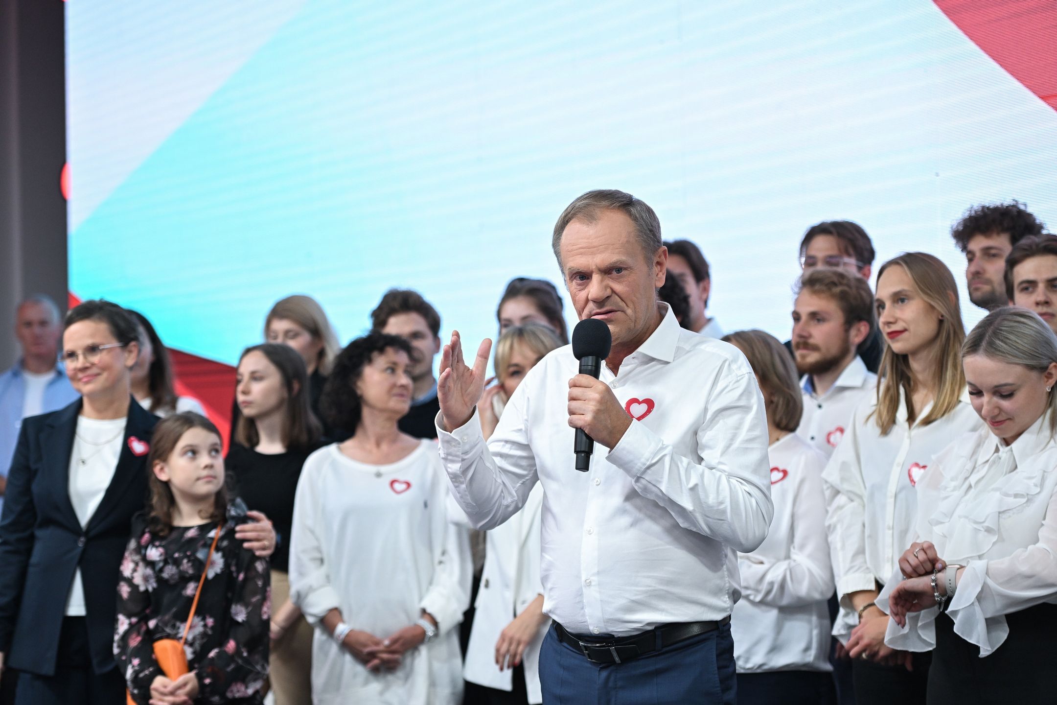Warszawa, 15.10.2023. Wybory parlamentarne 2023. Przewodniczący Platformy Obywatelskiej Donald Tusk przemawia w sztabie wyborczym KO w Muzeum Etnograficznym w Warszawie, 15 bm. Zakończyły się wybory parlamentarne. PiS wygrało niedzielne wybory do Sejmu z wynikiem 36,8 proc. (aldg) PAP/Radek Pietruszka