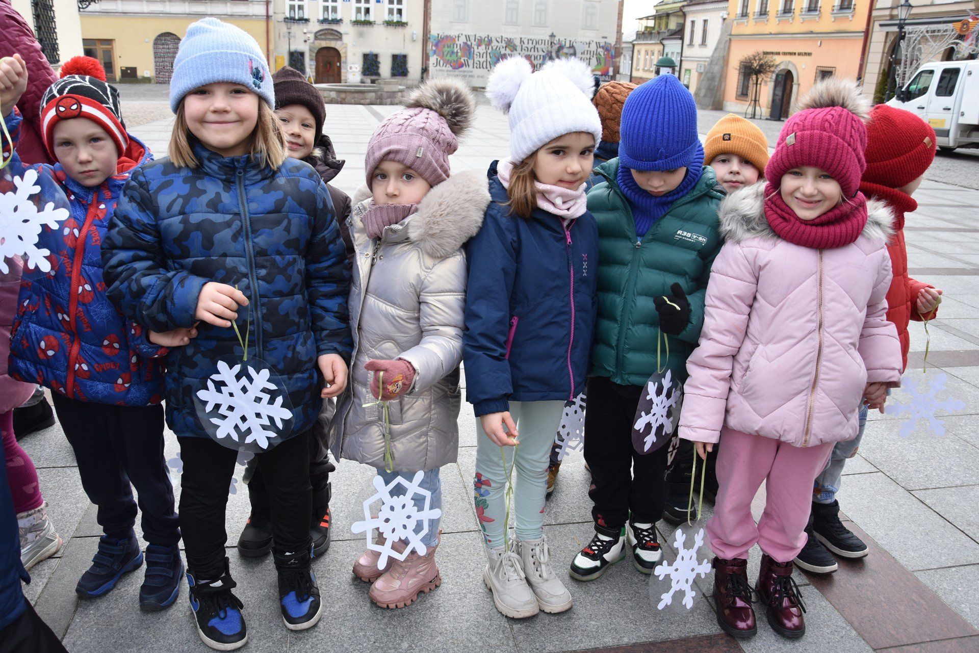 Dzieci z tarnowskich przedszkoli przybyły na Rynek ze śnieżynkami i dobrymi nastrojami