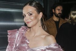 Anna Wendzikowska wypoczywa przy basenie. Ma na sobie jedynie bikini