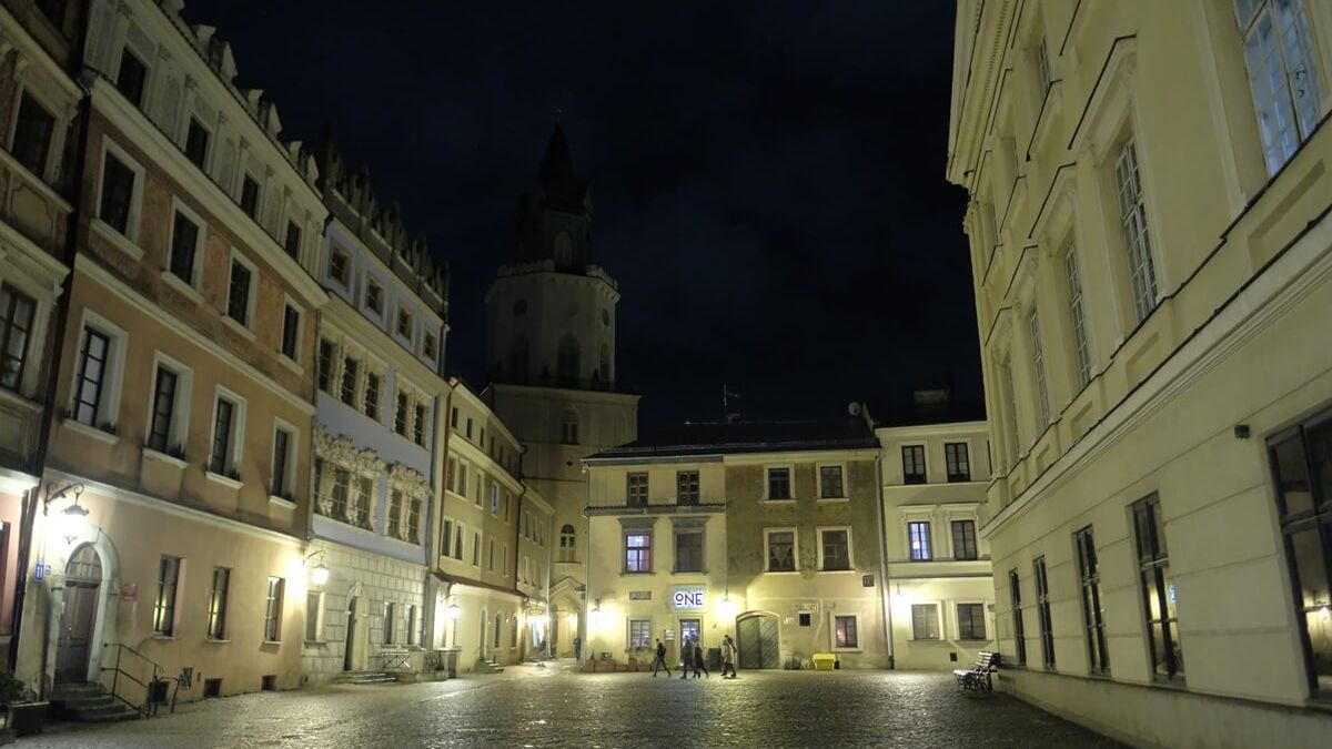 Wyłączone oświetlenie Wieży Trynitarskiej podczas Godziny dla Ziemi