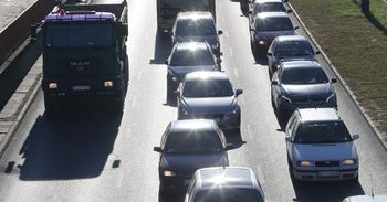 Łódź: Deszcz utrudnia i spowalnia ruch w porannym szczycie
