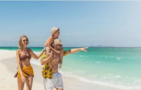 Jak Polacy rezerwują wakacje w 2025 roku? Rosnące znaczenie AI, social mediów i biur podróży