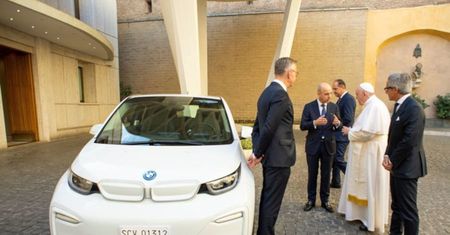 Franciszek dostał BMW i3. To kolejny papamobile na prąd