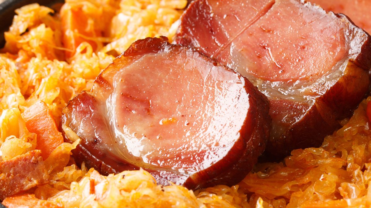 Schab w kapuście kiszonej z ananasem często pojawia się na stole