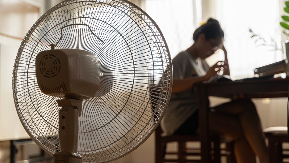 Postaw obok wentylatora. W pomieszczeniu zrobi się chłodno