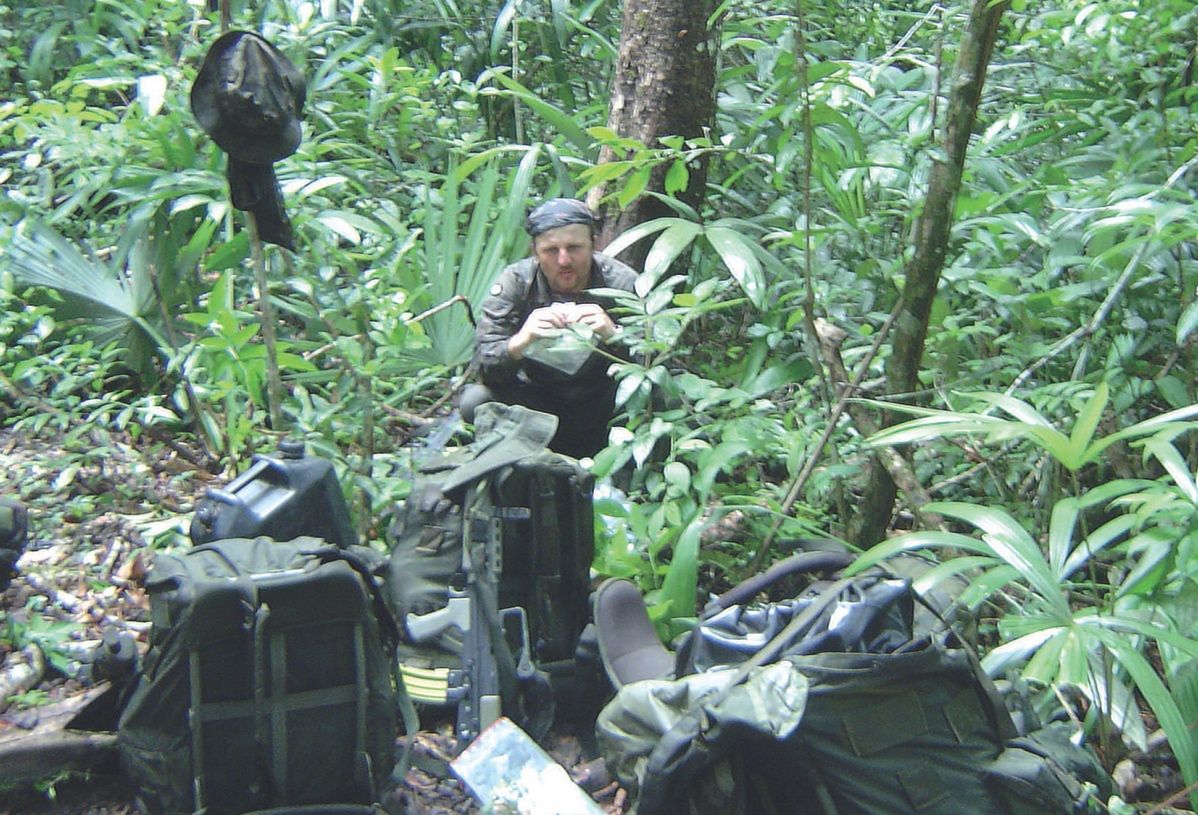 Naval na zdjęciu wykonanym już w trakcie szkolenia w dżungli Belize 