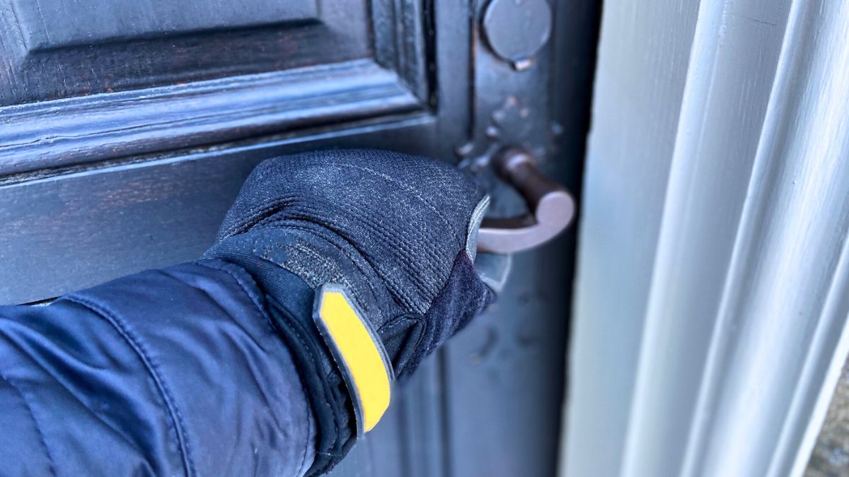 Mężczyzna otwiera drzwi