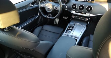 Krótki test Kia Stinger GT Line: Wspomaganie parkowania i audio Harman Kardon