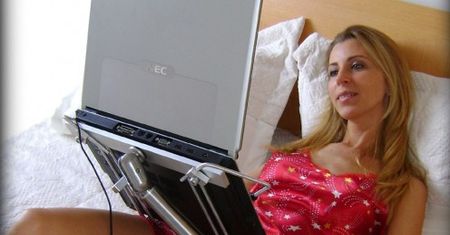 Z laptopem w każdej pozycji
