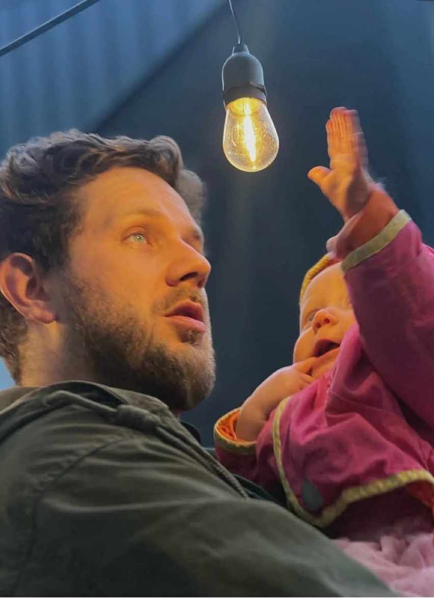 Antoni Królikowski opublikował mnóstwo fotek z ukochaną i córką