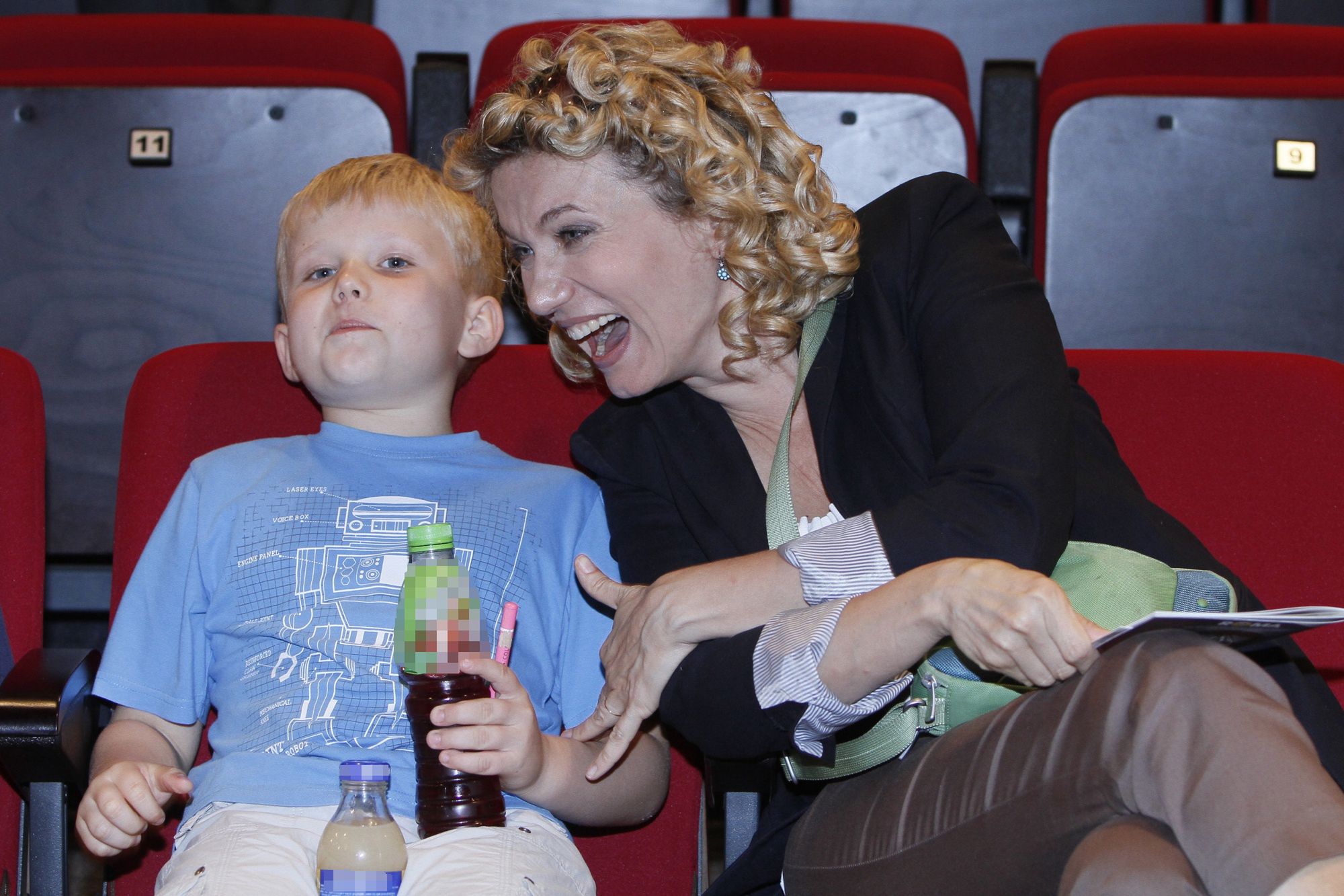 Joanna Trzepiecińska z synem Karolem w czerwcu 2010 roku