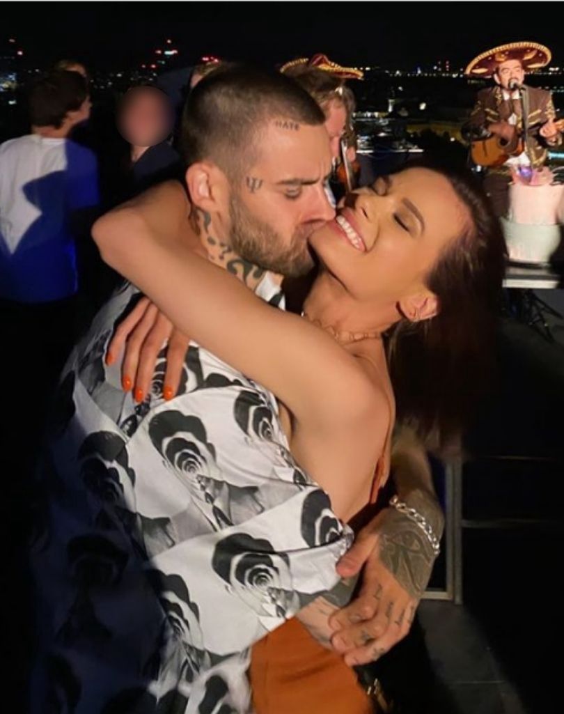 Natalia Szroeder i Qebonafide prezentują nocne śpiewy w salonie