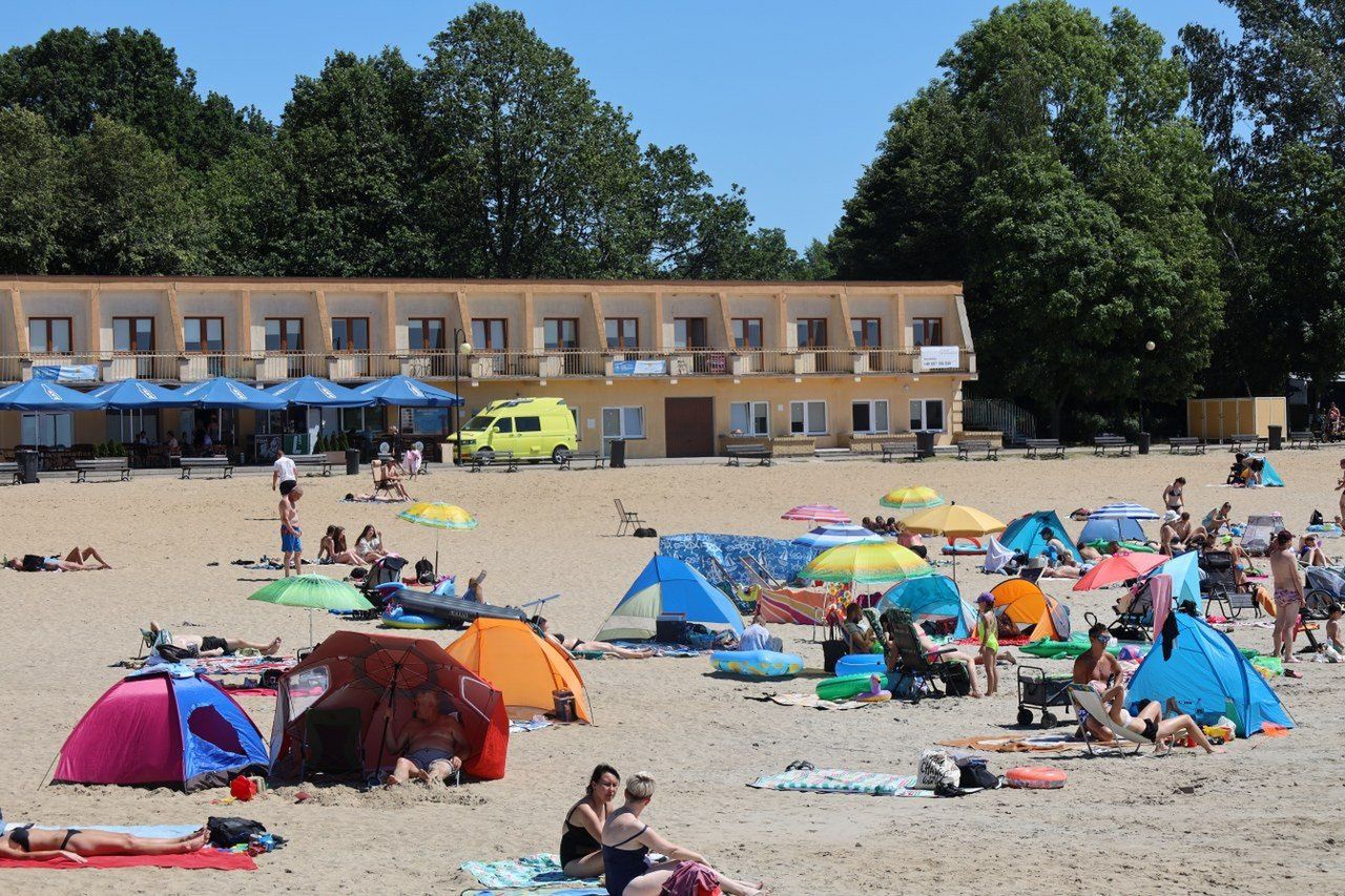 Skorzęcin na lato 2025. Turyści już rozpoczęli plażing! „To już nie jest tylko imprezownia”