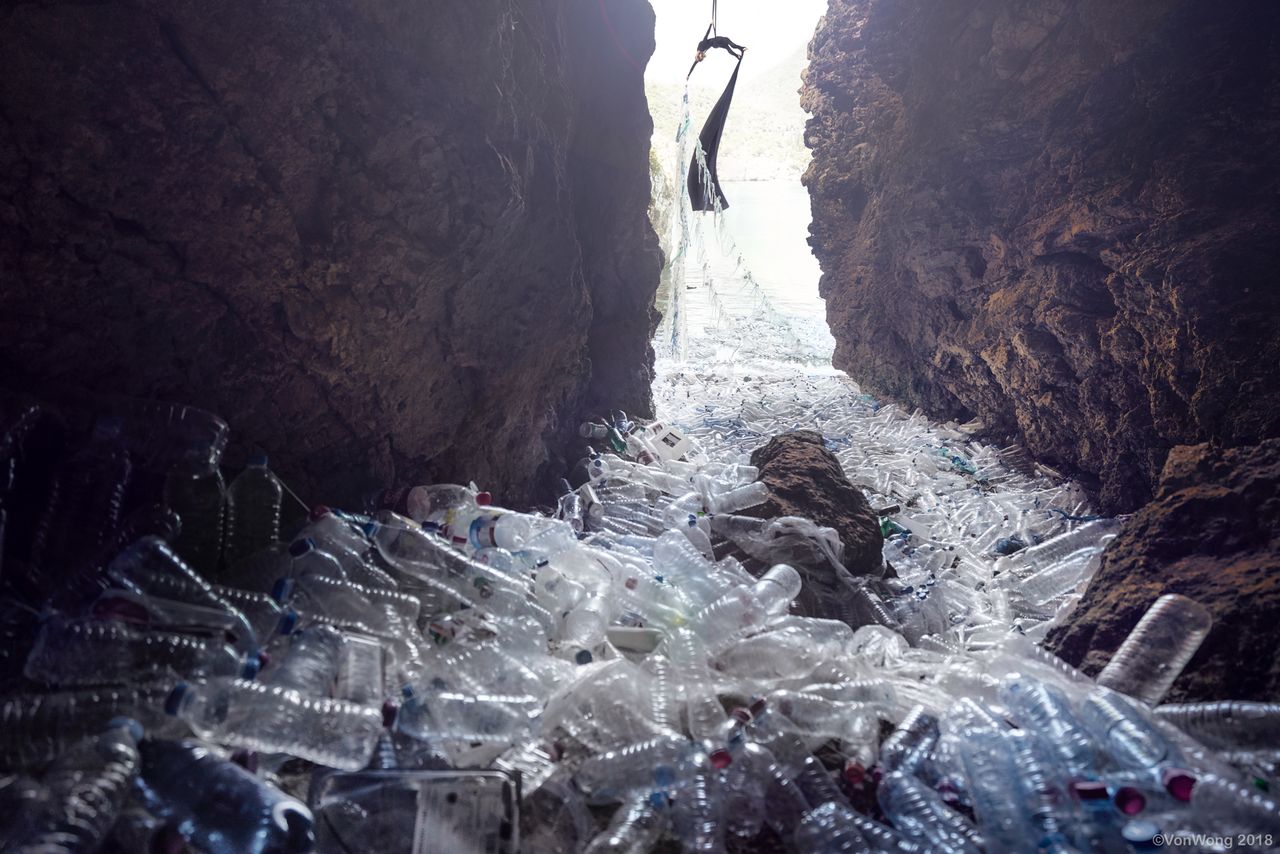 Plastik zalał świat i jest dosłownie wszędzie, nawet w najbardziej dzikich zakątkach świata. Zjadają go zwierzęta, a te zjadamy często my. Drobinki plastiku są też w wodzie, którą pijemy. Kiedy będziecie wyrzucać następnym razem reklamówkę wypełnioną plastikowymi butelkami po napojach i wodzie, pomyślcie, że mała część tych tworzyw może trafić na wasz stół.