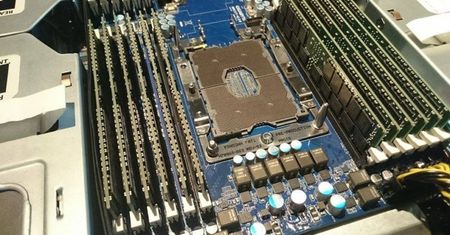 Dwie desktopowe platformy to mało? Intel chce wprowadzić trzecią podstawkę