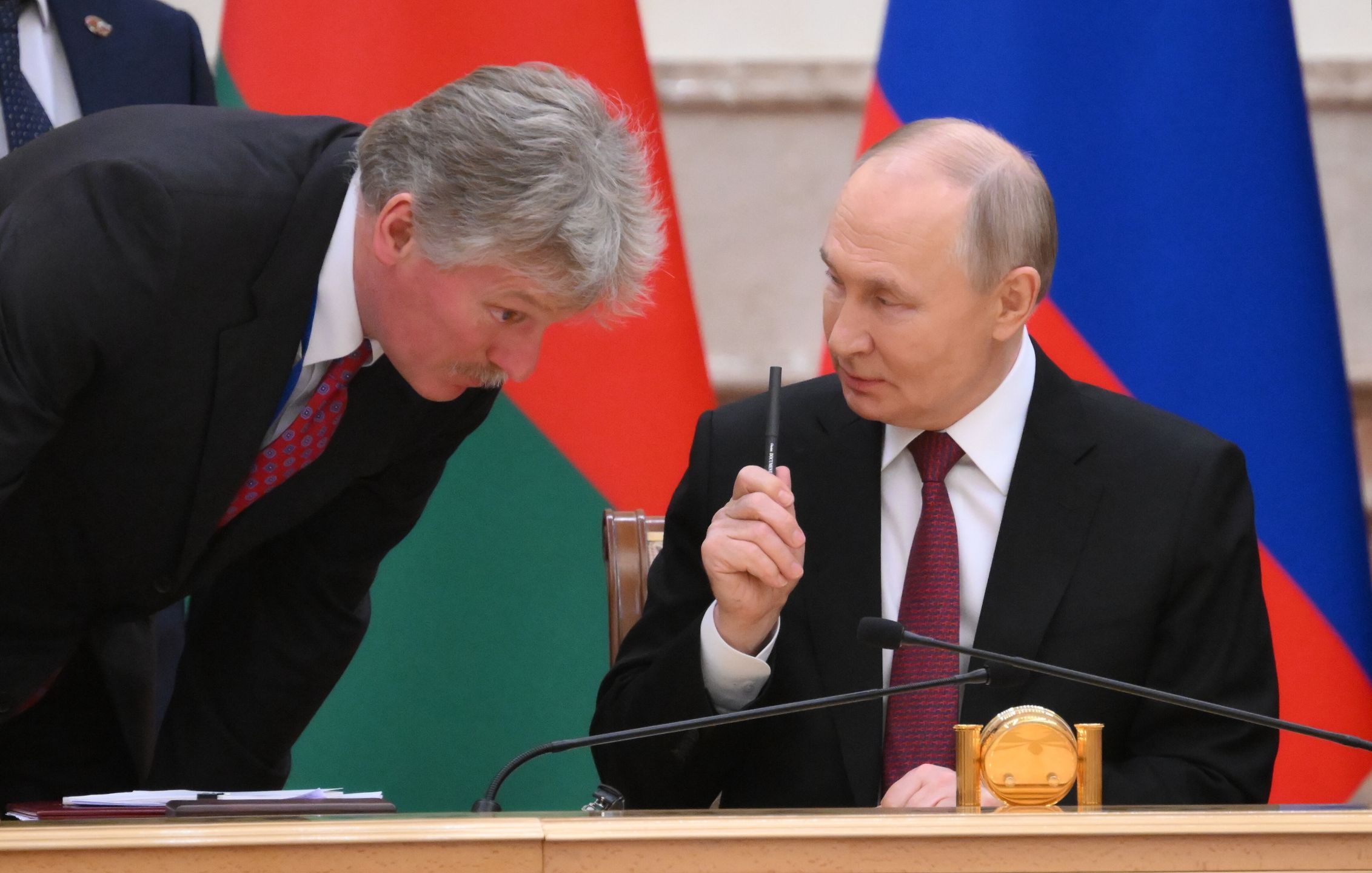 Russian President Vladimir Putin (R) speaks with Russian Presidential Spokesman Dmitry Peskov (L) during the signing ceremony of documents following a meeting of the Supreme State Council of the Union State of Russia and Belarus, in Minsk, Belarus, 06 December 2024. The meeting marks the 25th anniversary of the Treaty on the Creation of the Union State. EPA/GRIGORY SYSOYEV / SPUTNIK / KREMLIN POOL Dostawca: PAP/EPA.