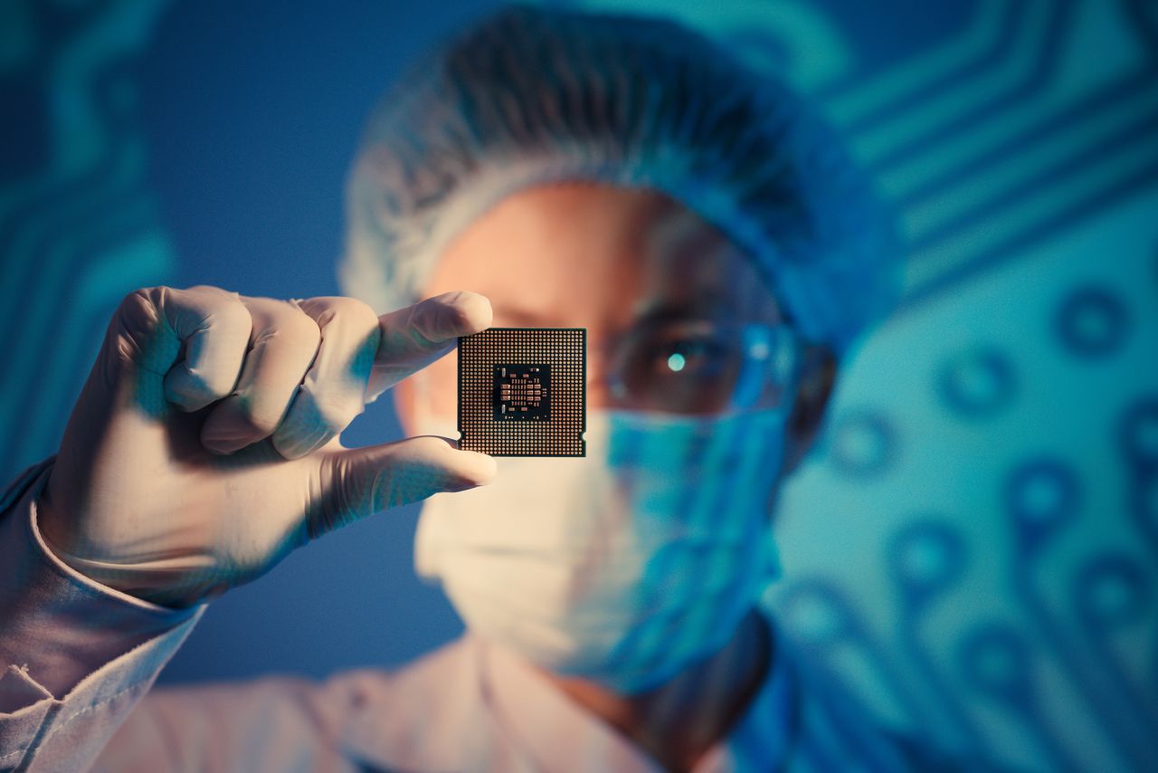 Procesor Intela w dłoni laboranta z depositphotos