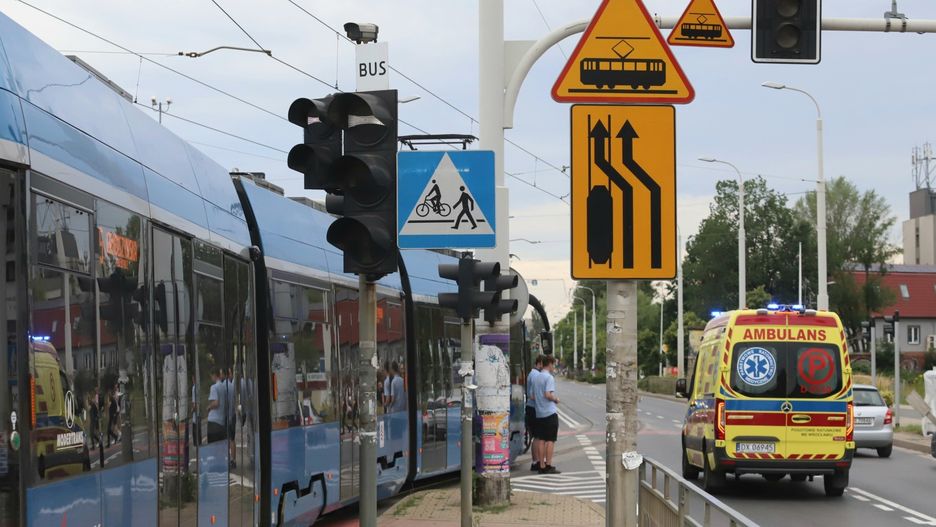 Mężczyzna potrącony przez samochód osobowy na ul. Krakowskiej miał trafić pod pilną opiekę lekarzy, którzy podjęli się się operacji czaszki i żuchwy. Niestety, ale w wyniku obrażeń zmarł.