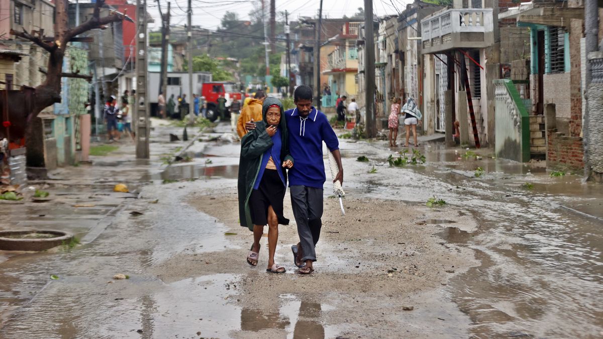 People walk along a street affected by Hurricane Melissa in Santiago de Cuba, Cuba, 29 October 2025. Melissa is moving away from Cuba as a Category 2 hurricane, with maximum sustained winds of up to 160 kilometers per hour, and is beginning to head toward the Bahamas after causing flooding, river overflows, and landslides in eastern Cuba. EPA/Ernesto Mastrascusa Dostawca: PAP/EPA.
