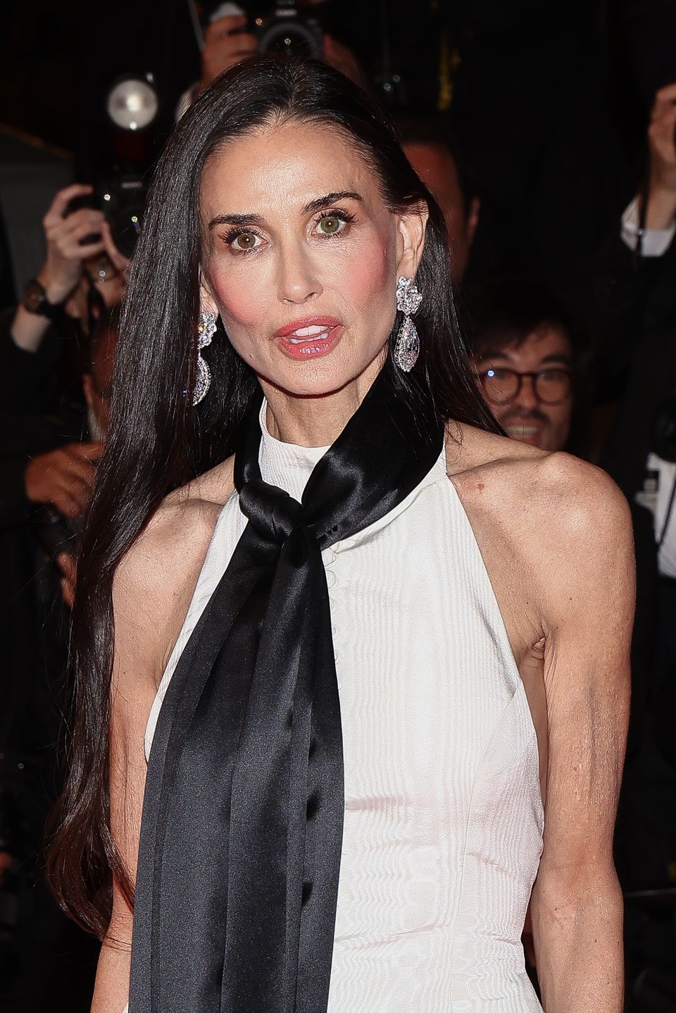Demi Moore eksponuje żebra na festiwalu w Cannes