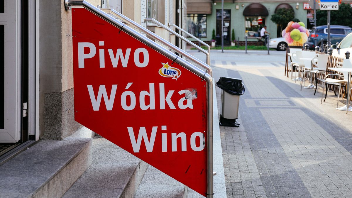 Zakopiańscy radni przyjęli zakaz sprzedaży alkoholu w stolicy Tatr w godzinach od 23 do 6 rano.