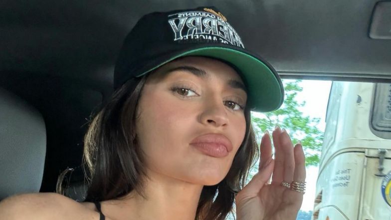 Kylie Jenner pręży się na tarasie w skąpym bikini