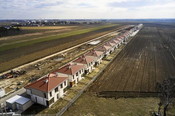 Budują osiedle pod Warszawą. Nie ma dróg ani chodników. Oto cena
