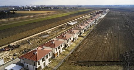 Budują osiedle pod Warszawą. Nie ma dróg ani chodników. Oto cena