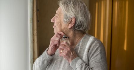 Dlaczego seniorzy pachną inaczej? Z wiekiem nasz zapach się zmienia