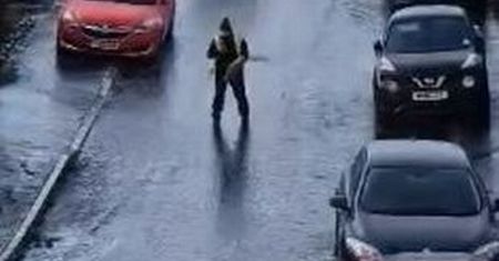Kurier nagrany podczas doręczania paczki. To wideo jest hitem sieci