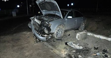 Na wprost przez budowane rondo. Uszkodziła auto
