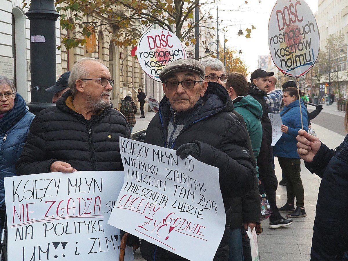 Protest 12 listopada przed budynkiem UMŁ
