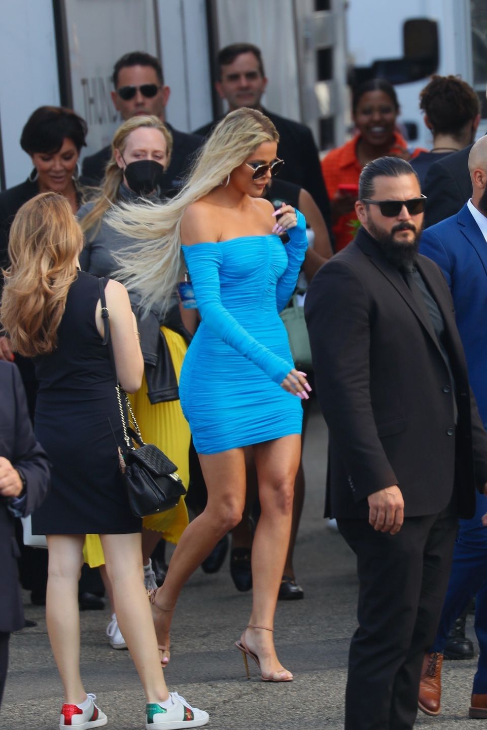 Khloe Kardashian w obcisłej mini
