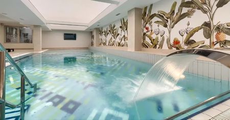 Spędź ostatnie ciepłe dni nad morzem. Pobyt w hotelu blisko plaży dużo taniej