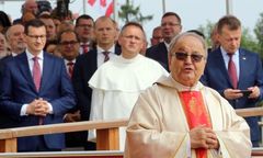 Premier dał "na tacę" Rydzykowi. Strumień pieniędzy płynie do Torunia