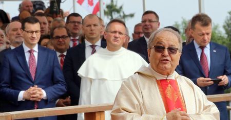Premier dał "na tacę" Rydzykowi. Strumień pieniędzy płynie do Torunia