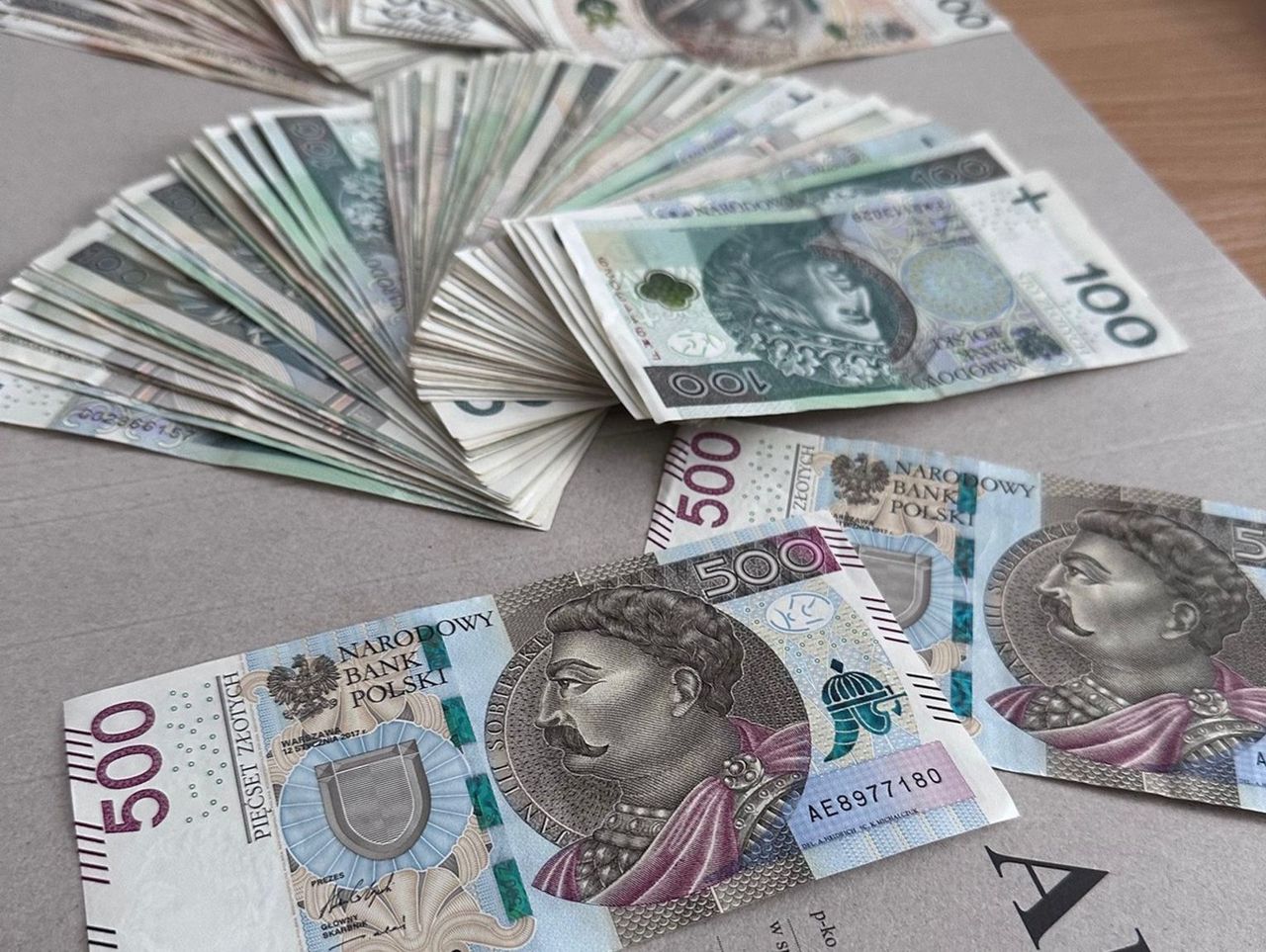 Darłowo: Sprzątaczka przez kilka miesięcy okradała gości pensjonatu. Usłyszała 34 zarzuty