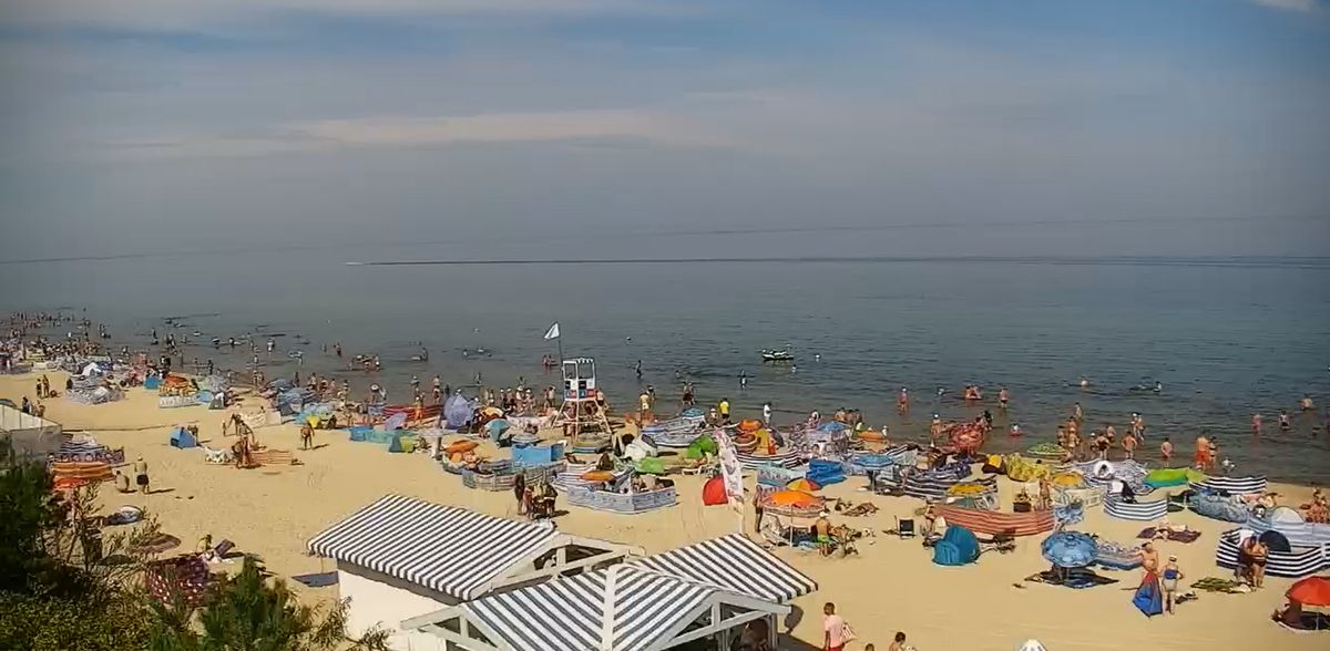 W Ustroniu Morskim turyści wybierają się na plażę z parawanami