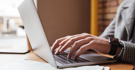Rząd kupi setki tysięcy laptopów. Kto będzie mógł z nich korzystać?