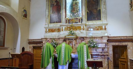Księża mają problem. Tyle osób chodzi do kościoła