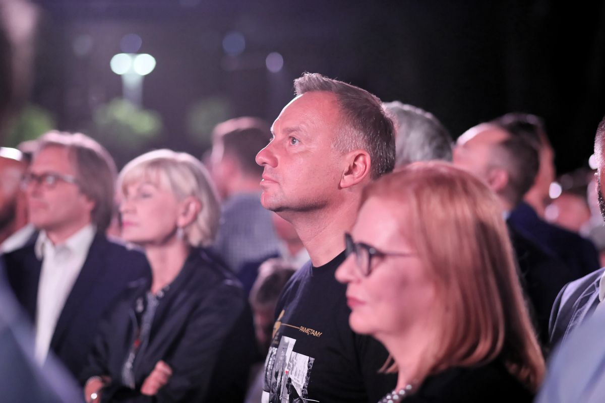 Warszawa. Prezydent Andrzej Duda uczestniczy we wspólnym śpiewaniu piosenek powstańczych 