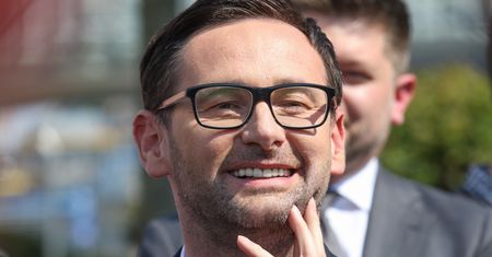 "Cenzura mediów Orlenu". Darmowe laurki kandydata PiS, odmowa wykupienia reklamy przez opozycję