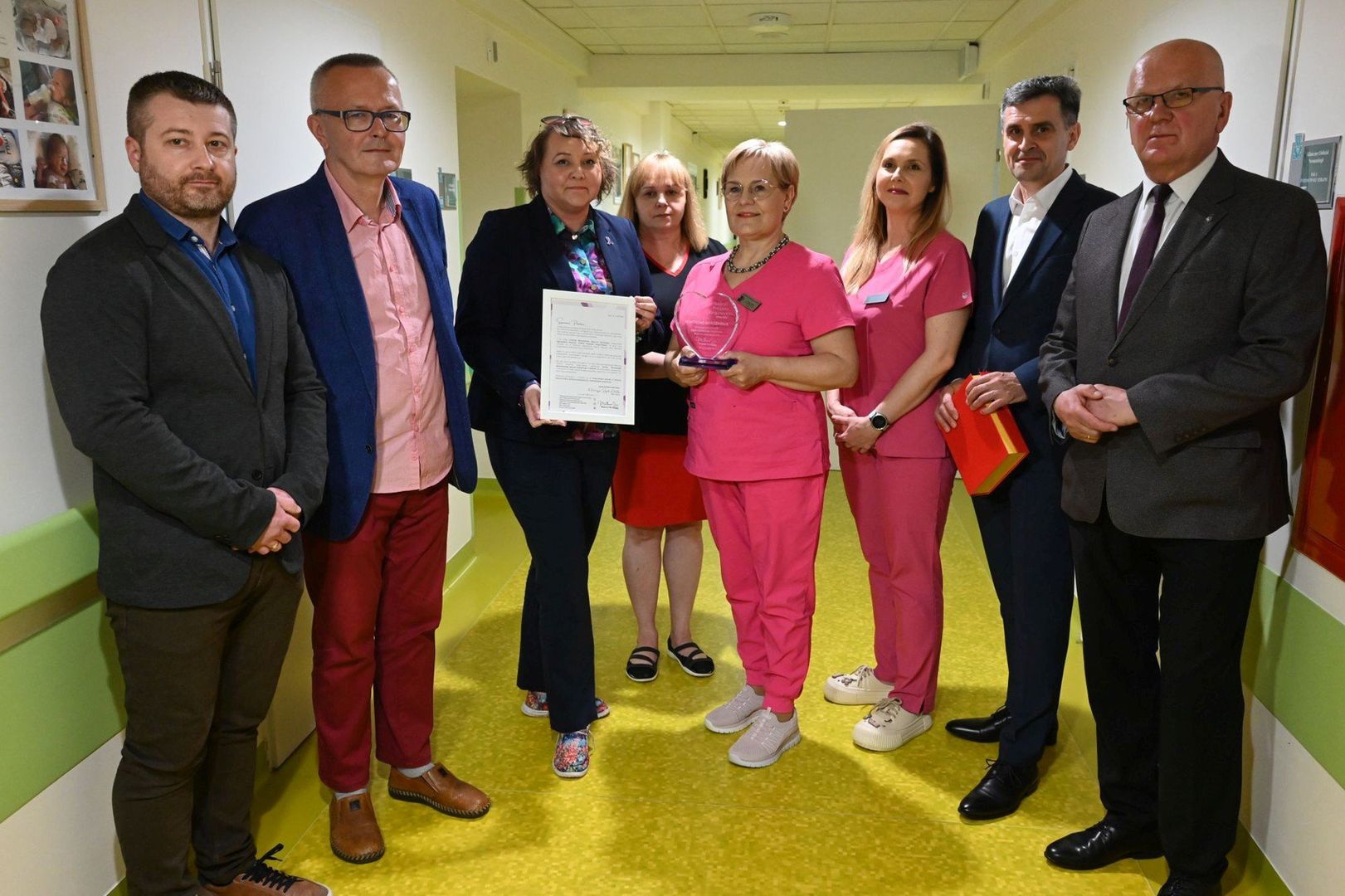 Statuetka trafiła już w ręce doktor Grażyny Pazery, kierownik Klinicznego Oddziału Neonatologii. Przekazała ją Katarzyna Dyńska-Kukulska, inicjator i fundator Fundacji MatkoweLove.