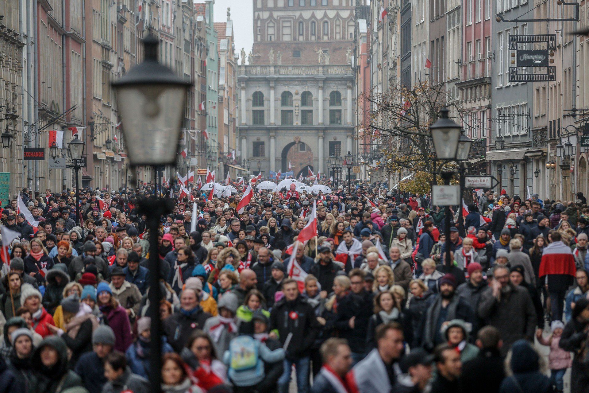 Parada Niepodległości w Gdańsku wyruszy ulicami Starego Miasta - mieszkańcy i goście będą wspólnie świętować 107. rocznicę odzyskania przez Polskę niepodległości.