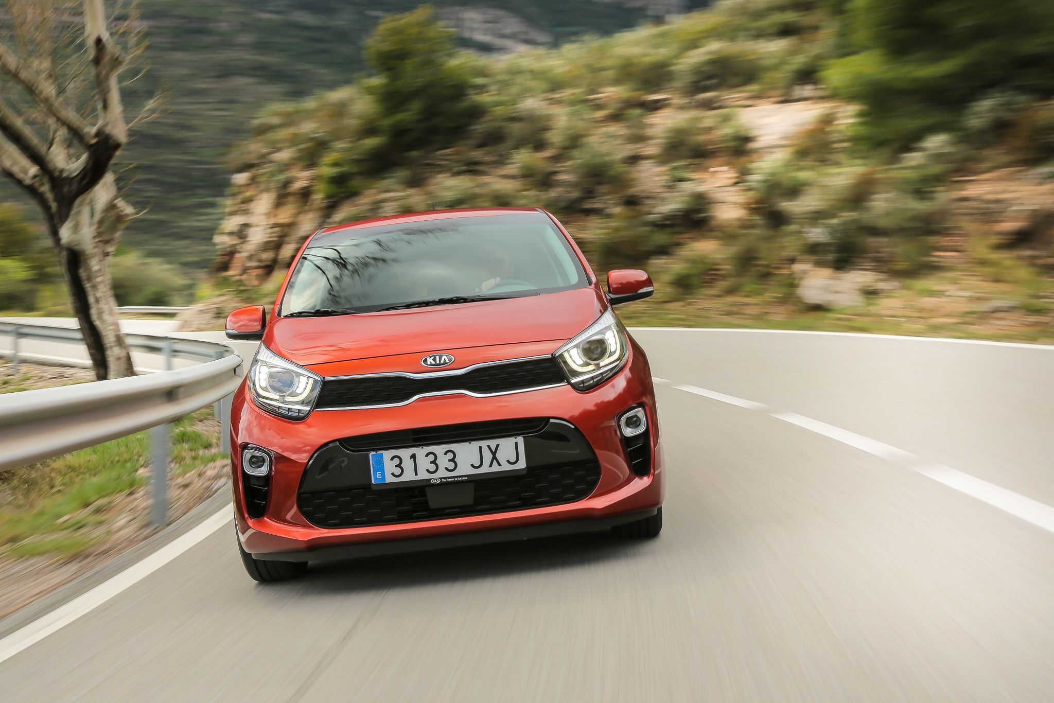 Kia Picanto to w praktyce Hyundai i10 w innym opakowaniu i konfiguracji. Drugi standard jest już bardzo bogato wyposażony, ale kosztuje od 50 490 zł.