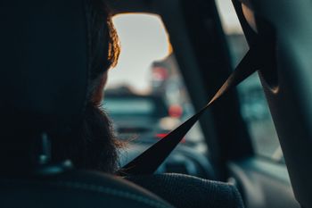 Kierowca w Radomsku jechał bez zapiętych pasów. Na dodatek miał orzeczony zakaz prowadzenia pojazdów