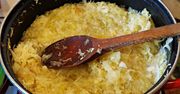 Niezawodny przepis na bigos z kiszonej kapusty. Jeden składnik zapewnia wyrazisty smak. Domownicy będą stawać do niego w kolejce